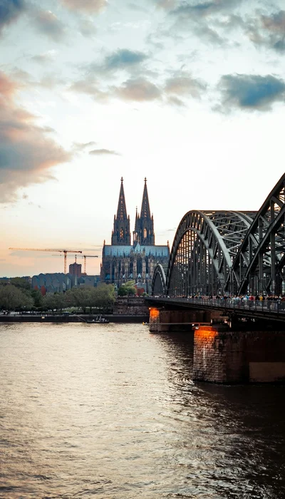 Hohenzollernbrücke über Den Rhein Und Den Kölner Dom