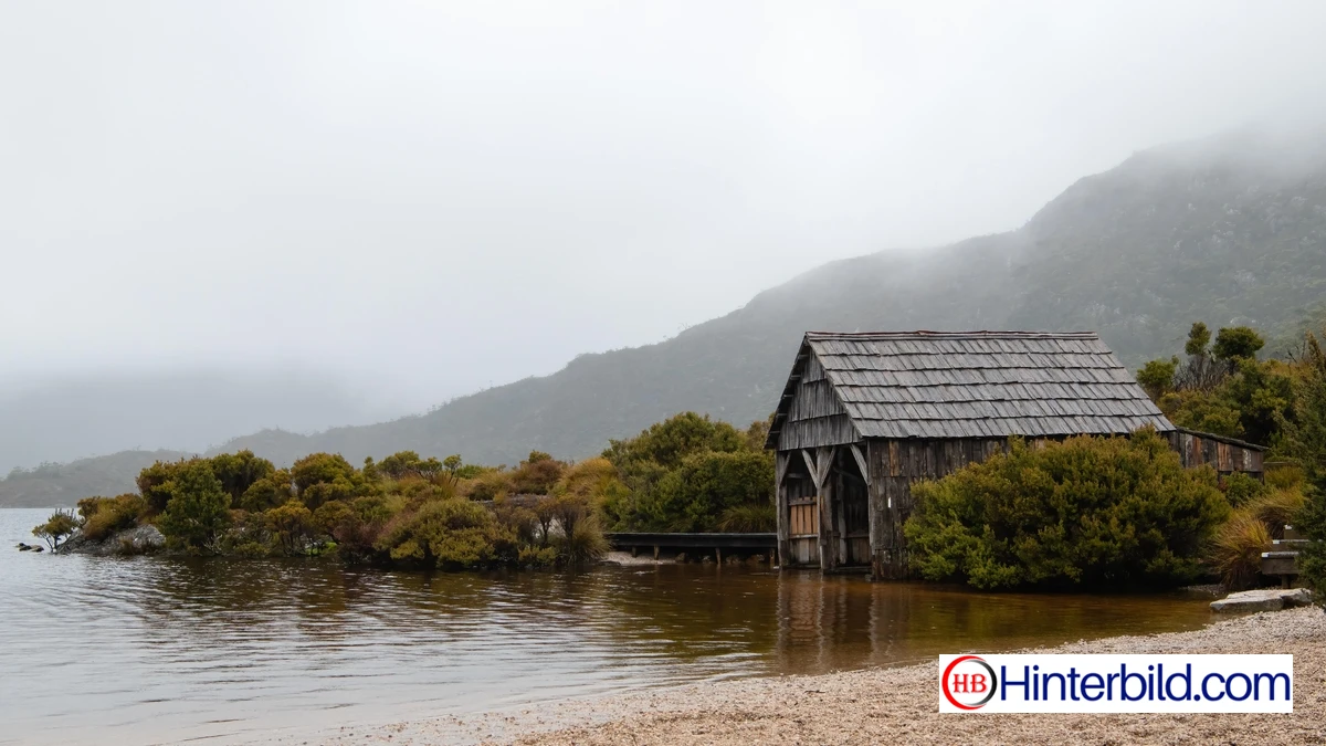 Alte Hütte am See mit idyllischer Landschaft
