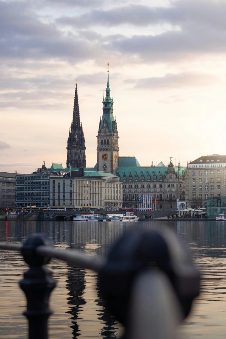 Beeindruckender Blick auf Hamburg vom Wasser hintergrundbild