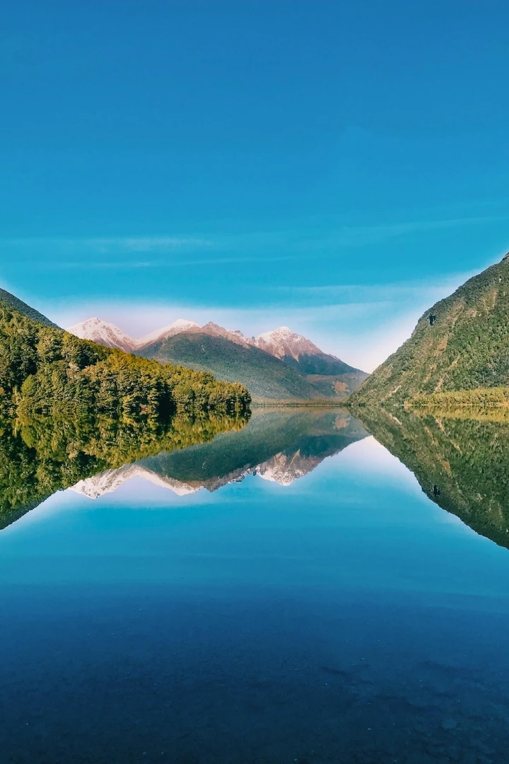 Berg- und Waldlandschaft mit See hintergrundbild
