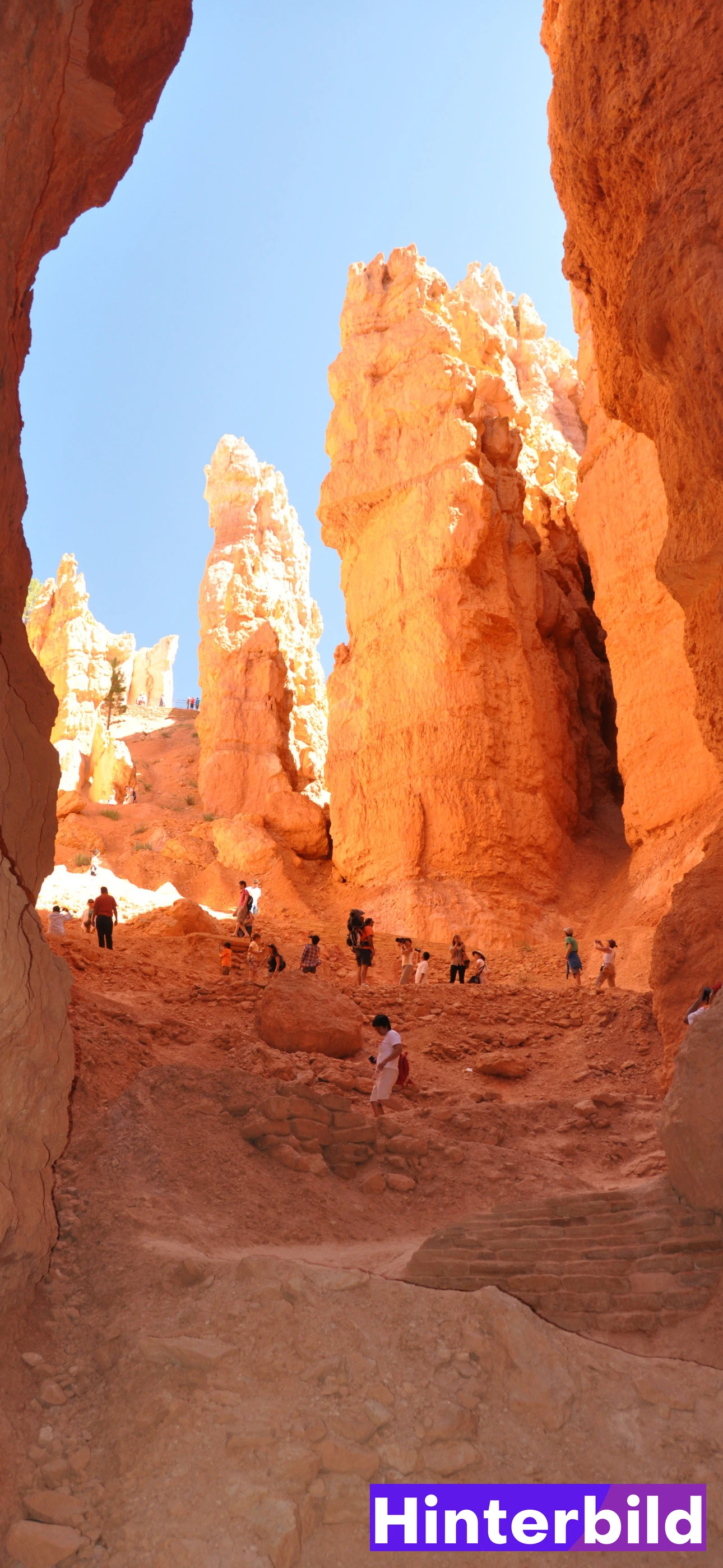 Bryce Canyon mit Bergen und Höhle