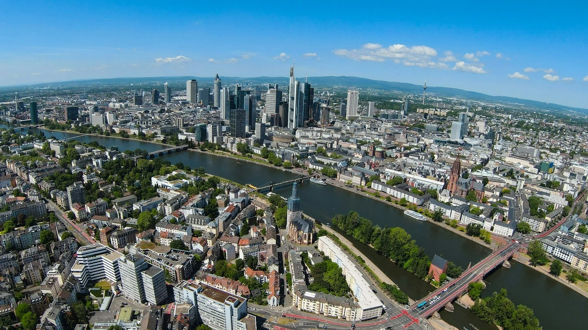 Frankfurt Skyline von oben – 4K und HD Hintergrundbilder Kostenlos Herunterladen