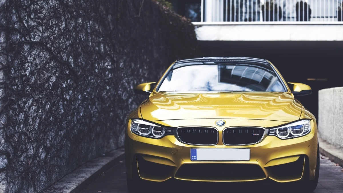 Goldener BMW 3er – 4K Desktop Hintergrundbild kostenlos herunterladen hintergrundbild