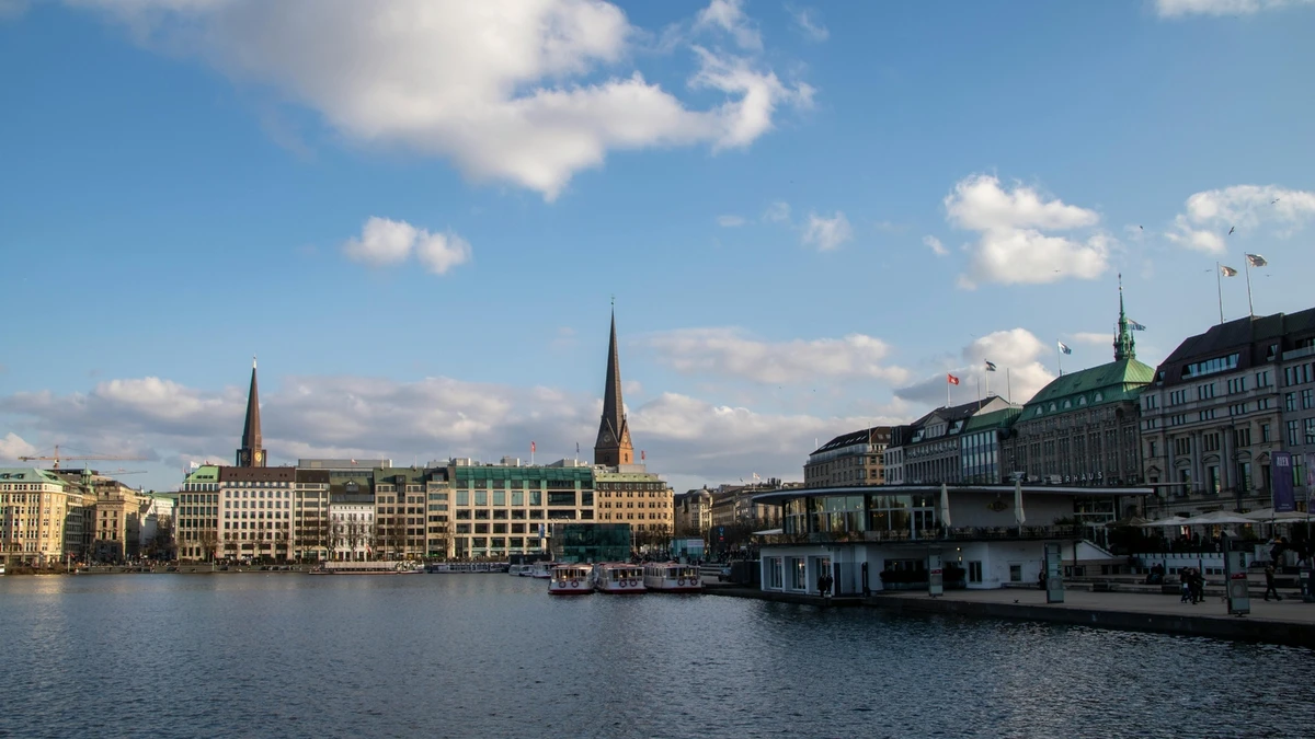 Hamburg Skyline 4K – Atemberaubendes PC Hintergrundbild hintergrundbild