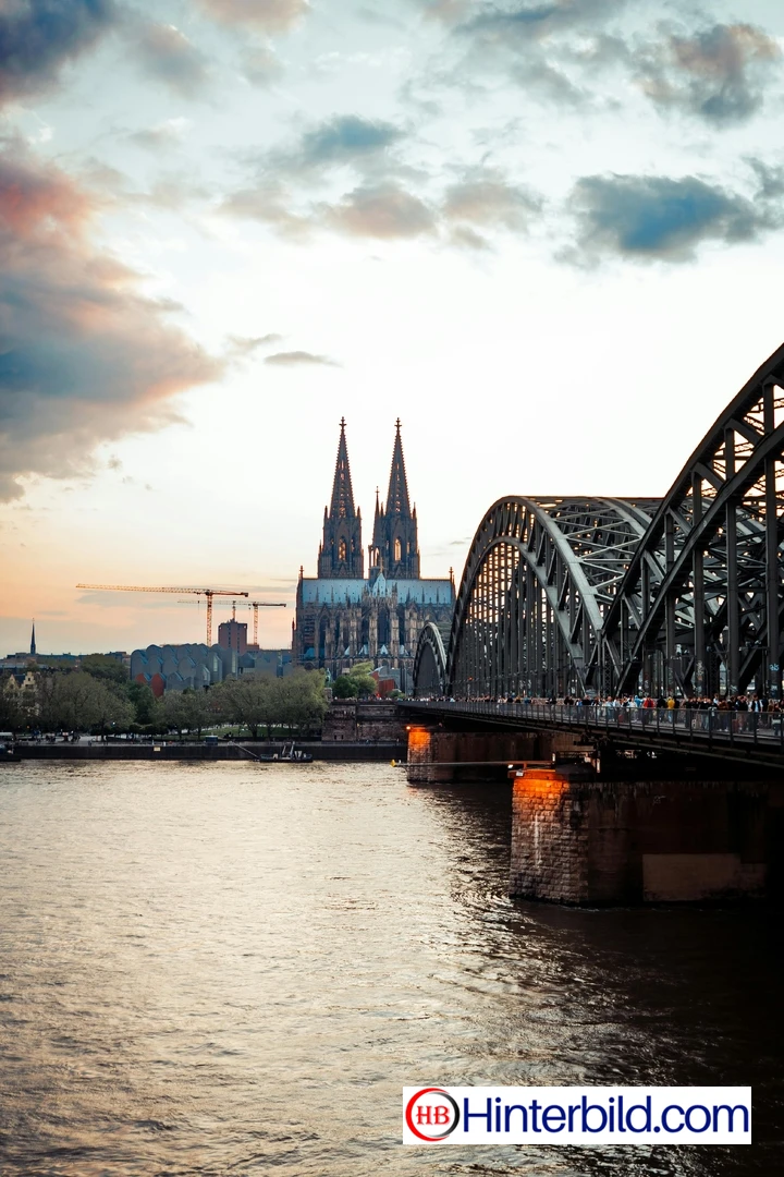 Hohenzollernbrücke über Den Rhein Und Den Kölner Dom