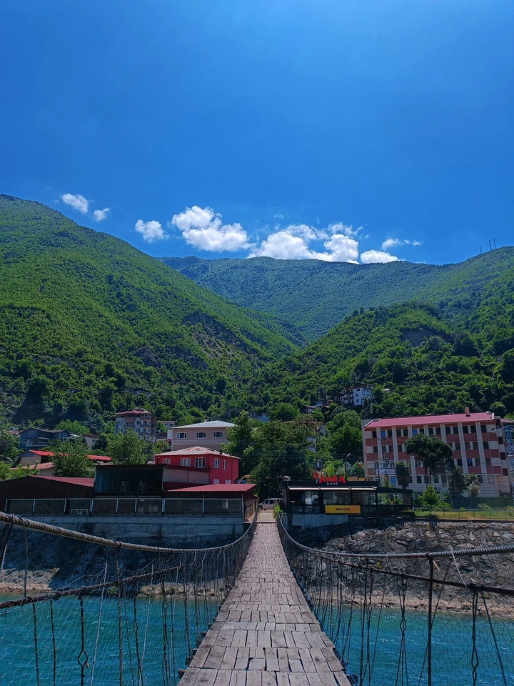 iPhone Wallpaper: Faszinierende Naturlandschaft – See, Wald & Dramatische Wolken [HD]
