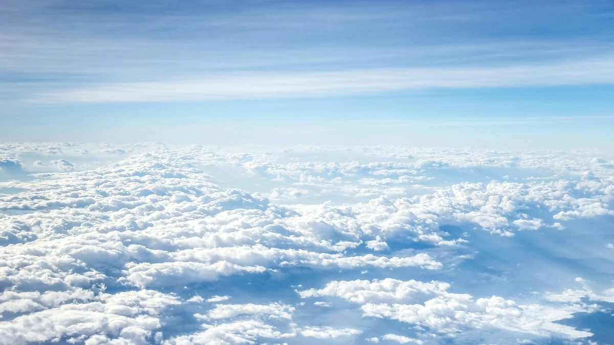 Klarer Himmel mit Weißen Wolken – Ruhevolle Landschaft für Deinen Bildschirm hintergrundbild
