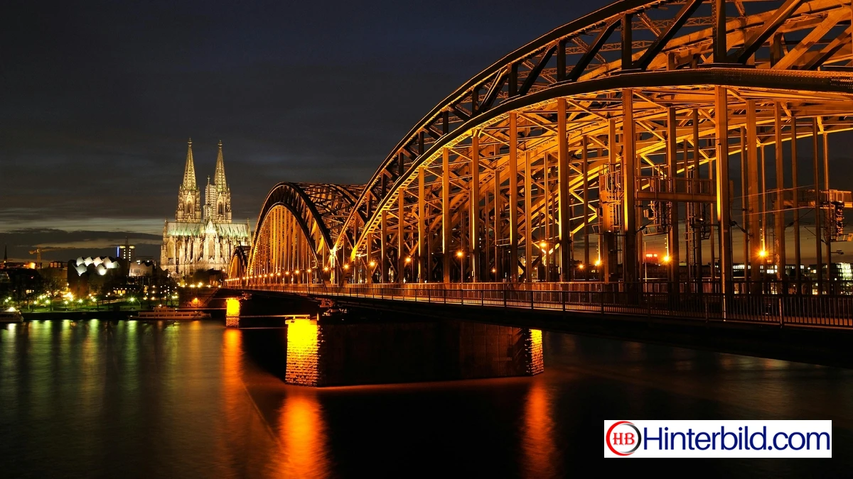 Köln Architekturfoto der Brücke während der Nacht hintergrundbild