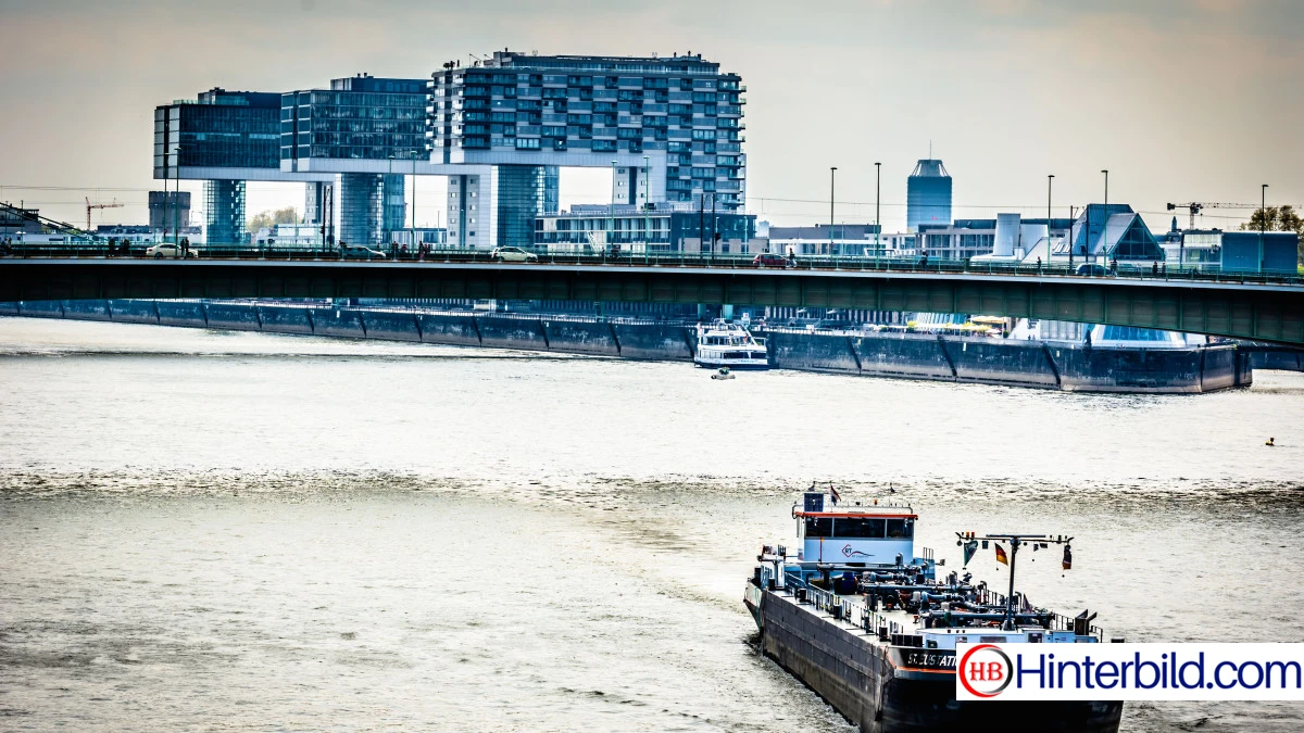 Köln Kranhäuser und Schifahren hintergrundbild