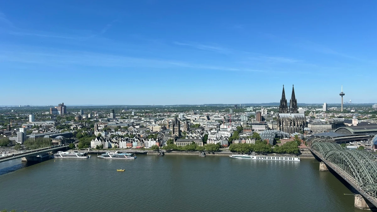Köln Skyline von oben – 4K HD Hintergrundbilder kostenlos herunterladen hintergrundbild