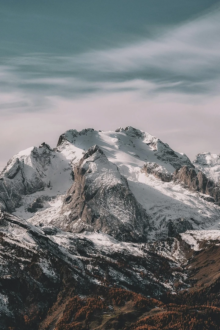 Landschaftsfotografie des schneebedeckten Berges