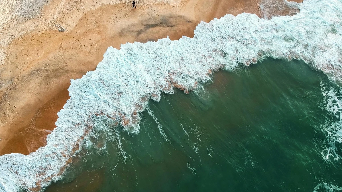 Meereswellen Auf Sand hintergrundbild