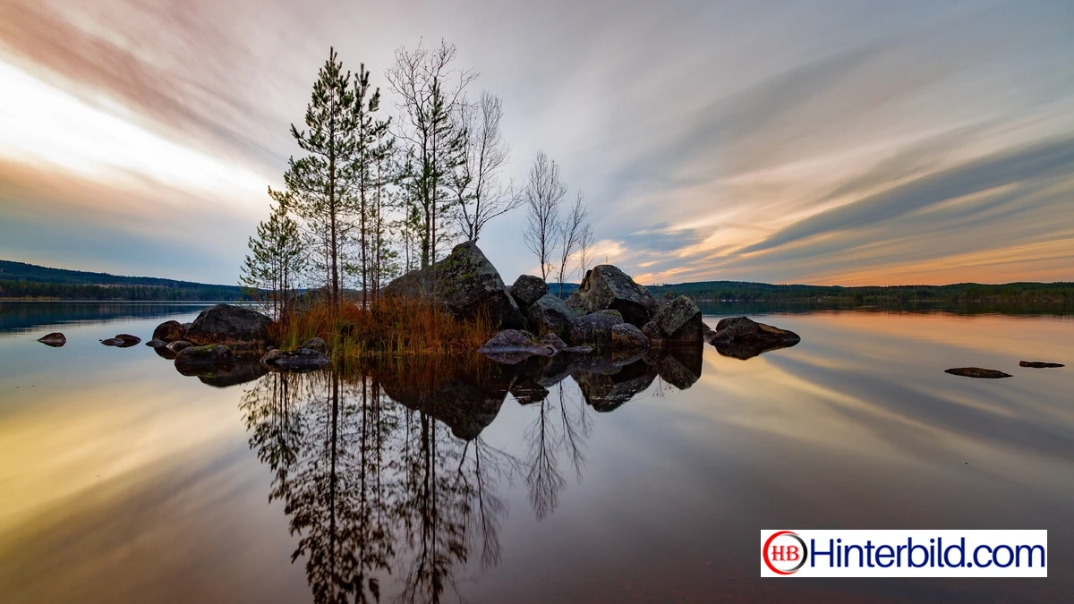 Ruhige See-Landschaft mit Spiegelung hintergrundbild