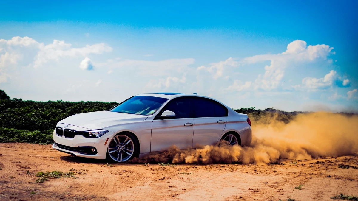 Weißer BMW – Eleganz und Kraft auf vier Rädern hintergrundbild